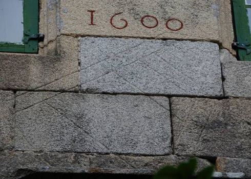Reloj adicional en el ala este del claustro (foto de Pedro Novella)