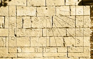 Monasterio de Bonaval, reloj de sol declinante a poniente