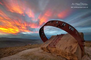 San Pedro del Romeral, Cantabria, reloj de sol ecuatorial, roca de 45 Tm (foto de José Miguel Martínez)