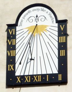 Reloj de sol en iglesia de St. Mary, East Bergholt, Suffolk, UK (CC Share Alike, fotografía de Andrew Hill)