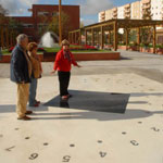 Reloj en parque bioclimático (Badajoz, ES)